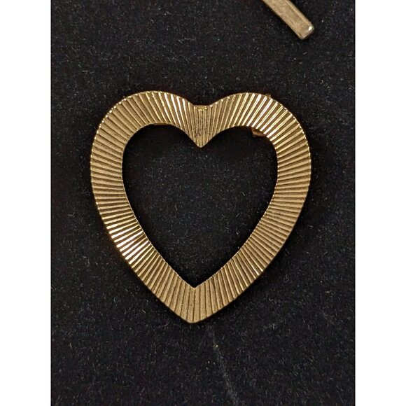 Vintage Set of 3 Gold Tone Ribbed Heart Circle Leaf Pin Brooches - Picture 2 of 11